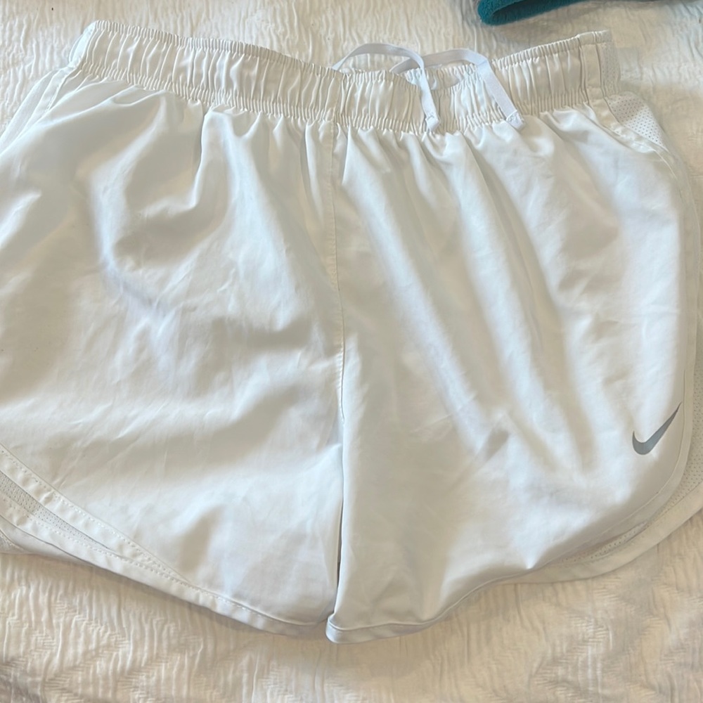 WHITE NIKE SHORTS